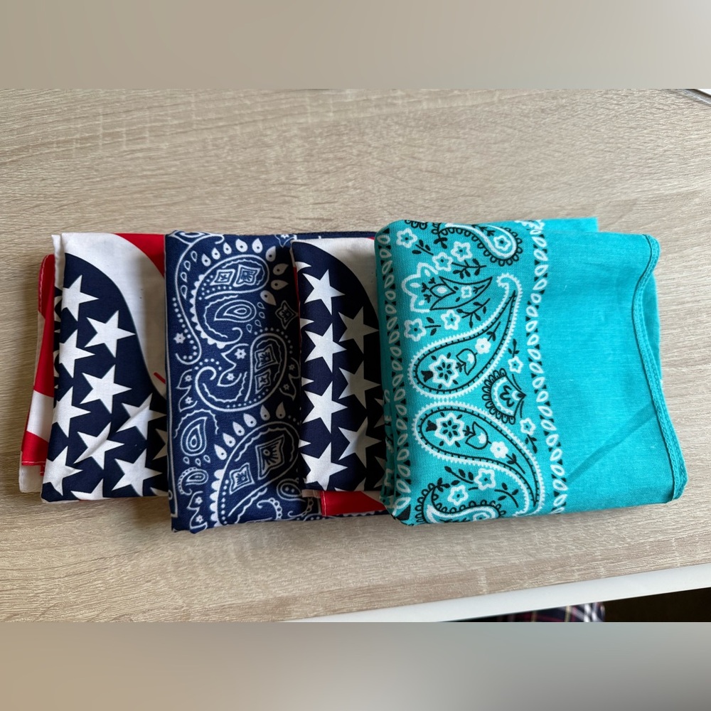 Set of 4 Bandanas - Stars and Paisley